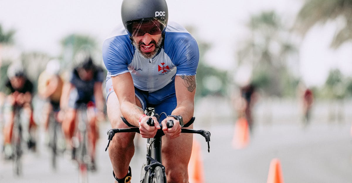 découvrez l'importance du cyclisme dans le triathlon et comment il influence la performance globale lors de cette discipline exigeante.