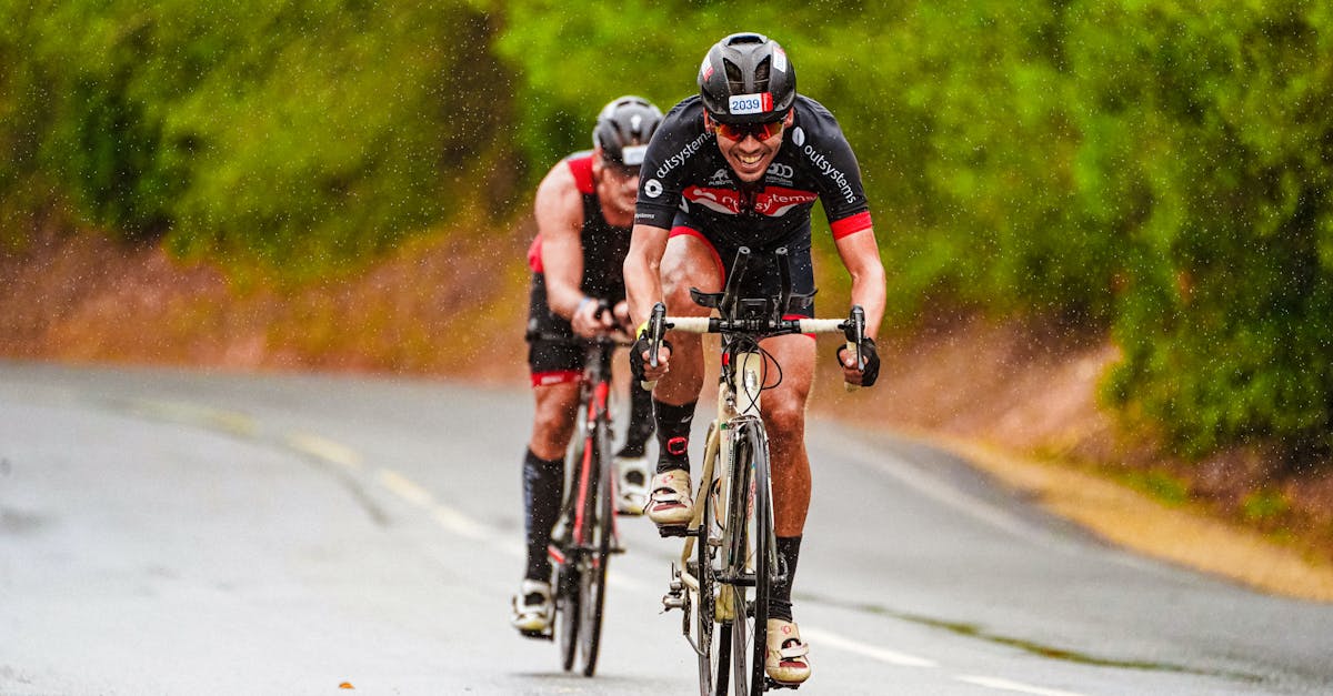 découvrez l'importance du cyclisme dans le triathlon et comment il impacte la performance globale des athlètes.