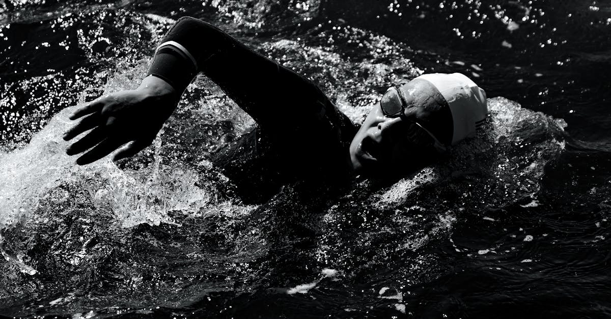 améliorez vos performances en natation pour le triathlon grâce à des conseils, techniques et entraînements spécialisés pour gagner en endurance et en vitesse.