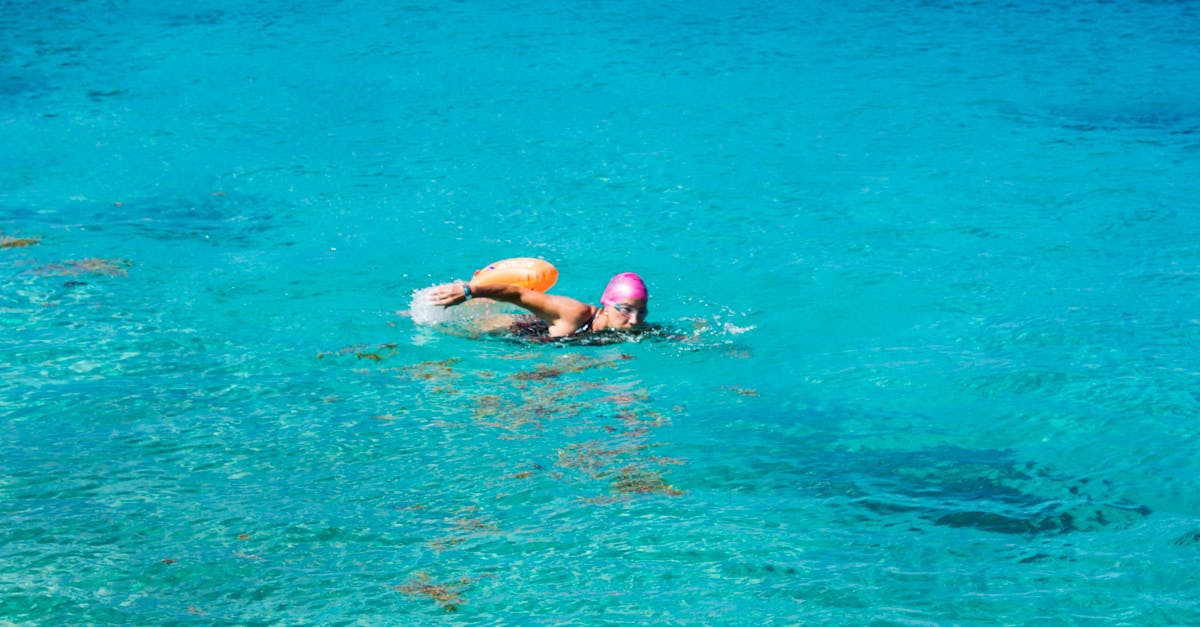 découvrez des techniques avancées pour la nage en eau libre afin d'améliorer votre performance et votre endurance dans des conditions variées.