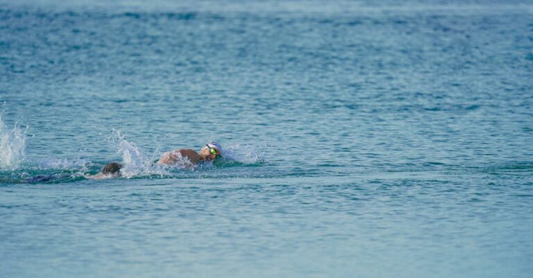 découvrez des techniques avancées de natation en eau libre pour améliorer votre performance, endurance et sécurité lors de vos entraînements et compétitions.