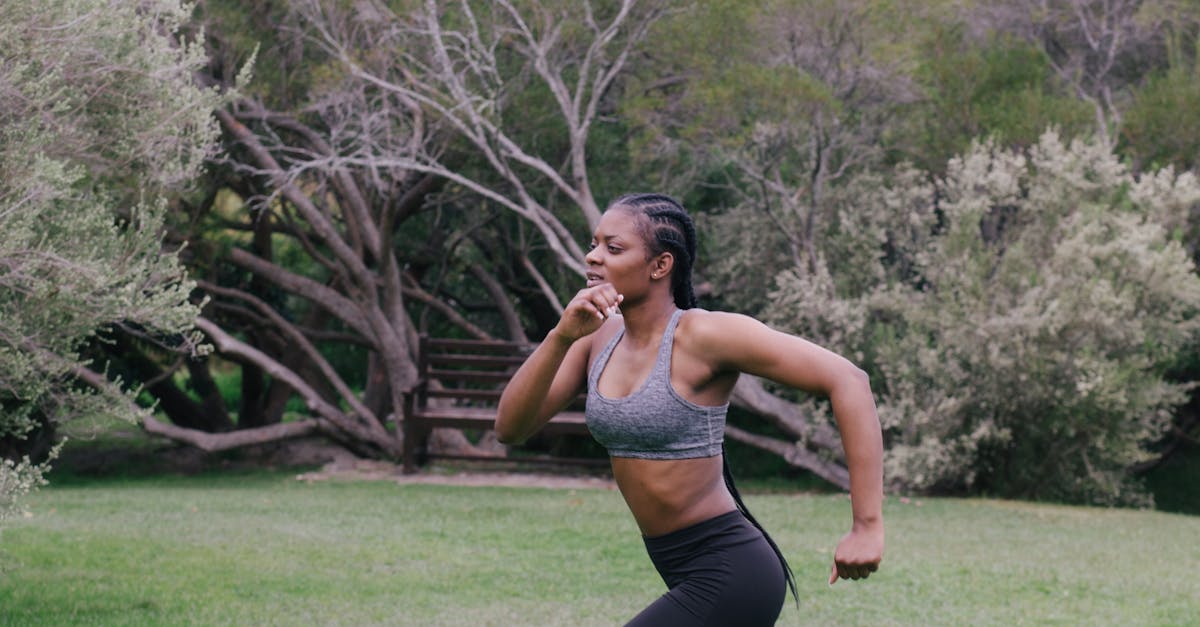 découvrez comment adopter une posture de course optimale pour améliorer vos performances et prévenir les blessures lors de vos séances de running.