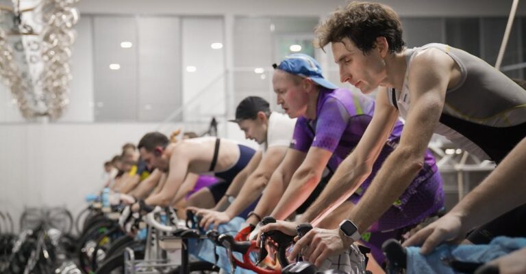 découvrez l'importance du cyclisme dans le triathlon et comment il influence la performance globale des athlètes.