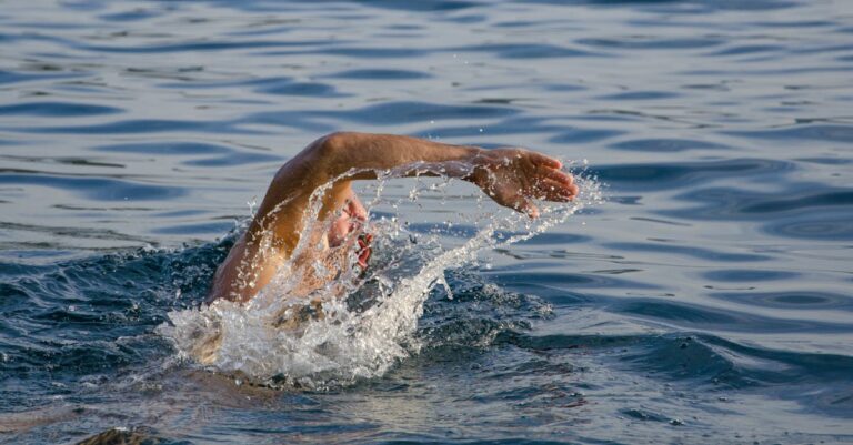 améliorez vos performances en natation pour le triathlon grâce à des conseils, techniques et entraînements adaptés pour tous les niveaux.