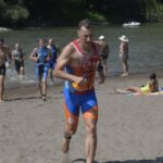 découvrez des conseils pratiques pour maîtriser les transitions en triathlon et améliorer vos performances lors des changements entre natation, vélo et course à pied.