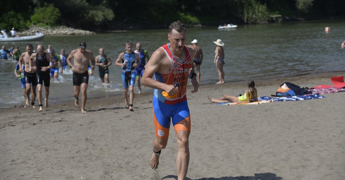 découvrez des conseils pratiques pour maîtriser les transitions en triathlon et améliorer vos performances lors des changements entre natation, vélo et course à pied.