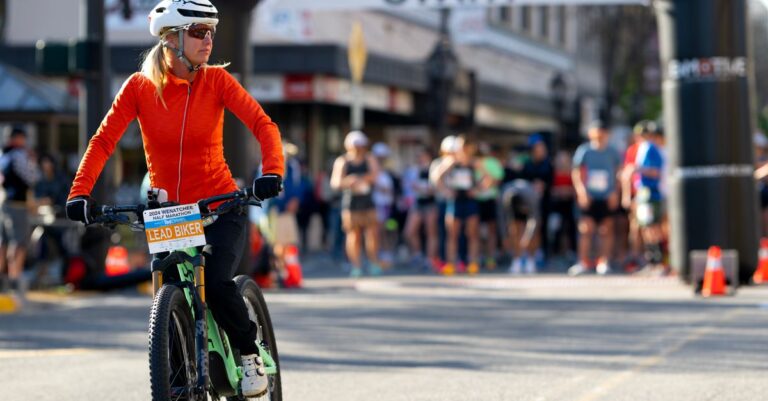 découvrez comment réussir la transition du vélo à la course à pied grâce à nos conseils et astuces pour améliorer vos performances en triathlon ou en entraînement multisport.
