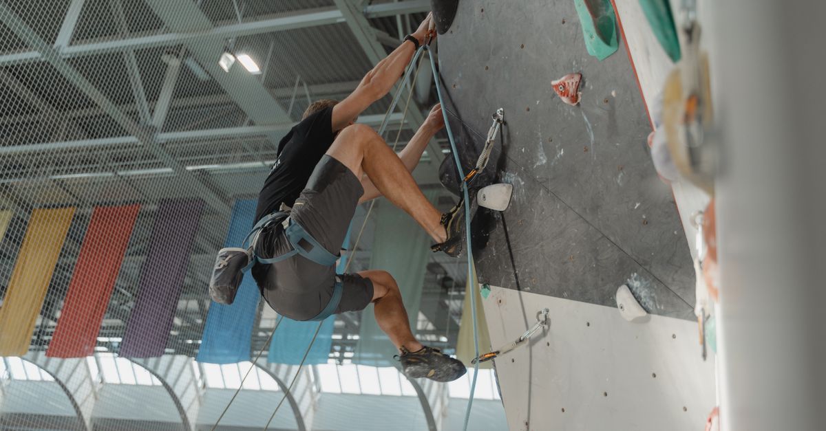 découvrez les techniques d'escalade essentielles pour améliorer votre performance et grimper en toute sécurité, du débutant à l'expert.