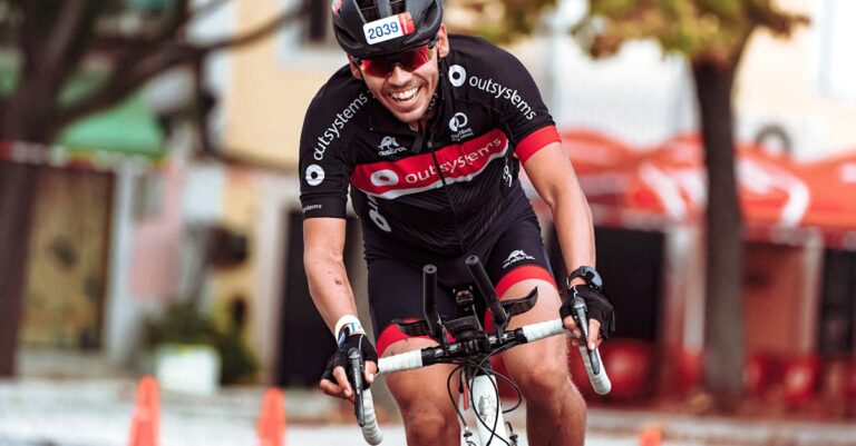 améliorez votre performance à vélo en découvrant l'importance de la cadence de pédalage et comment optimiser votre rythme pour rouler efficacement.