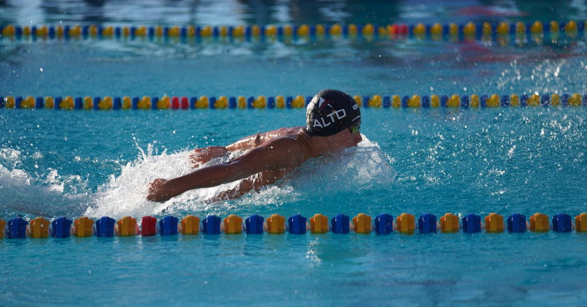améliorez votre vitesse en nage libre grâce à des techniques et entraînements efficaces pour nager plus rapidement et avec plus d'endurance.