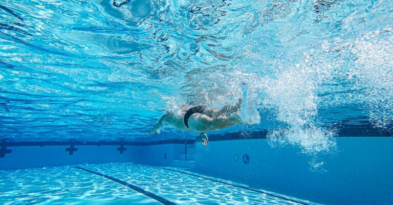 améliorez votre vitesse en nage libre grâce à des techniques efficaces et des conseils d'entraînement adaptés pour progresser rapidement.