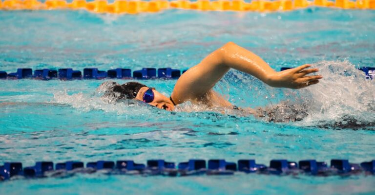 apprenez à maîtriser votre respiration pour améliorer vos performances en natation grâce à des techniques efficaces de contrôle du souffle.
