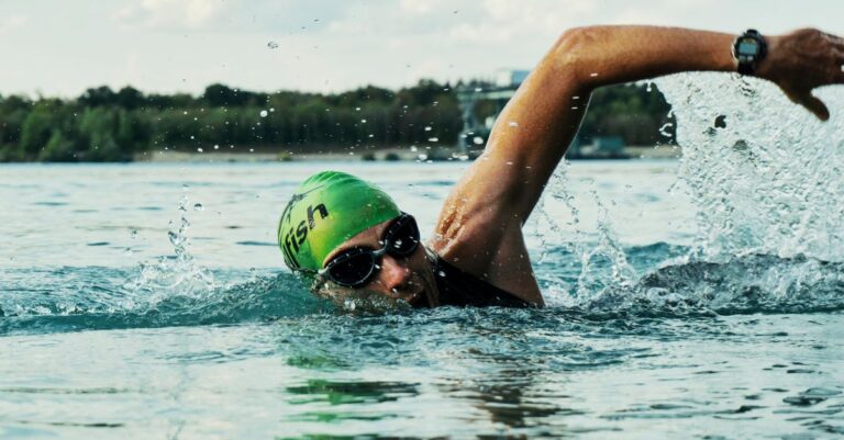 découvrez des techniques d'échauffement efficaces pour la natation en eau libre afin d'améliorer vos performances et prévenir les blessures avant chaque séance.