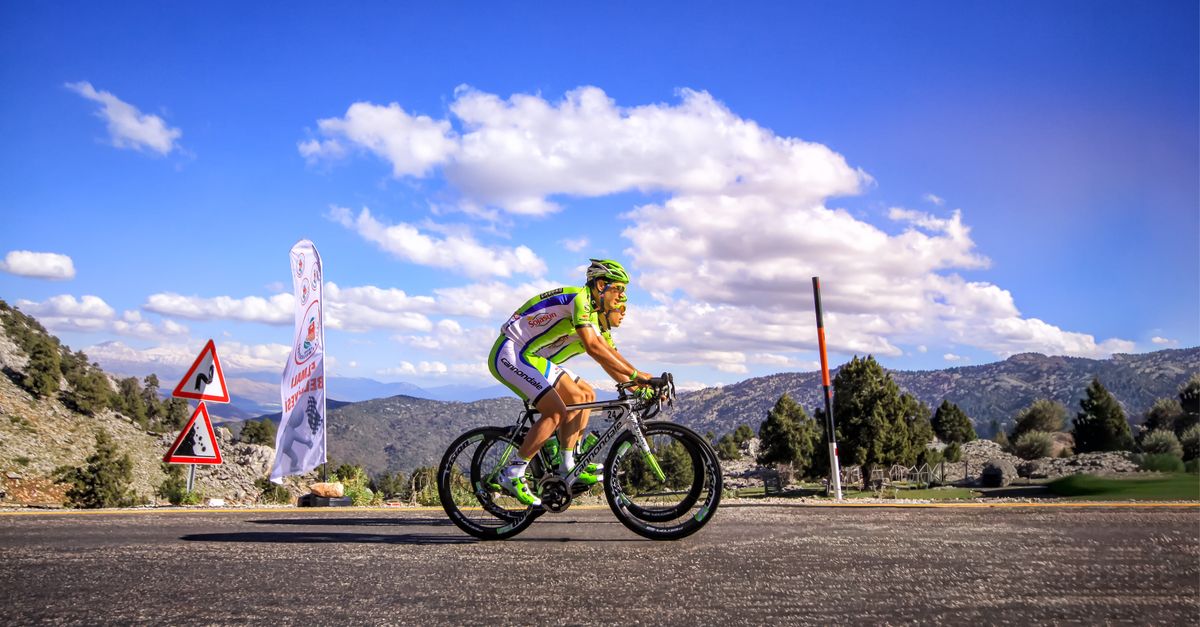 entraînement combiné de cyclisme et d'escalade pour améliorer l'endurance, la force et la performance en plein air.