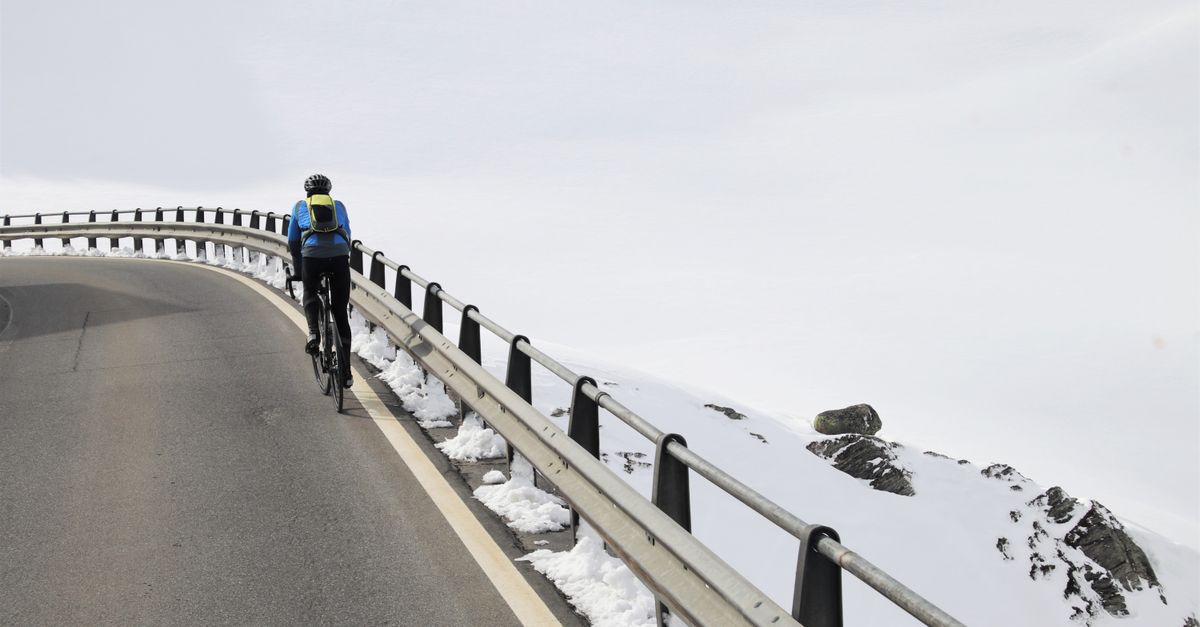 entraînement combiné de cyclisme et d'escalade pour améliorer l'endurance, la force et la performance en plein air.