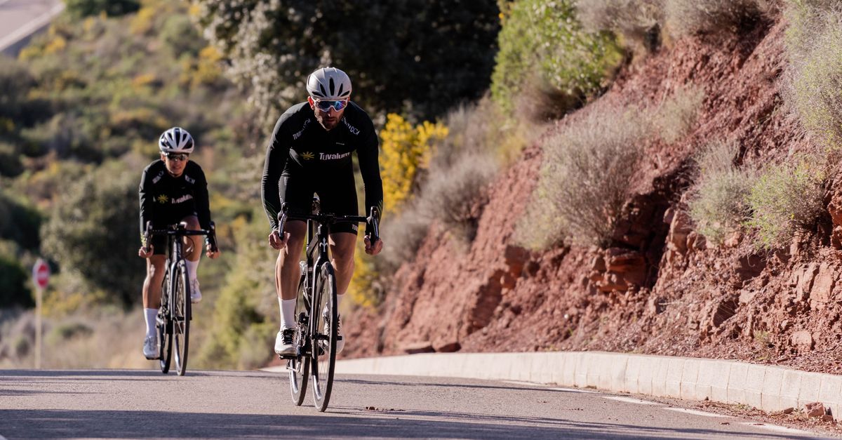 entraînement combiné de cyclisme et d'escalade pour améliorer votre endurance, force et performance en pleine nature.