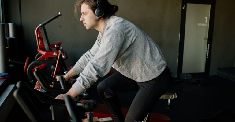 découvrez les bienfaits du vélo d'intérieur pour améliorer votre condition physique, brûler des calories et renforcer votre endurance depuis chez vous.