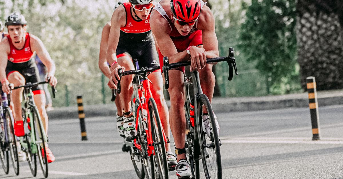 découvrez des stratégies efficaces pour optimiser vos performances en sprint triathlon, alliant vitesse, endurance et transitions rapides.