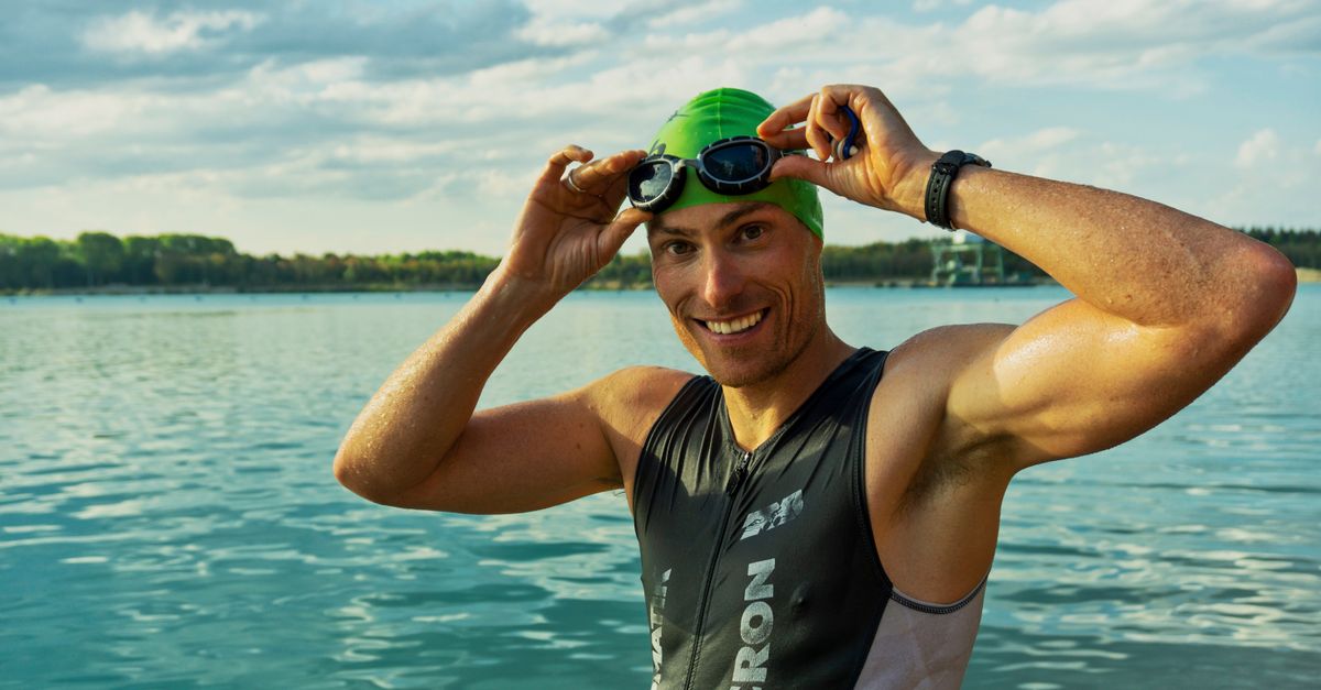 découvrez des conseils et un plan d'entraînement complet pour réussir votre préparation au triathlon, alliant natation, vélo et course à pied.
