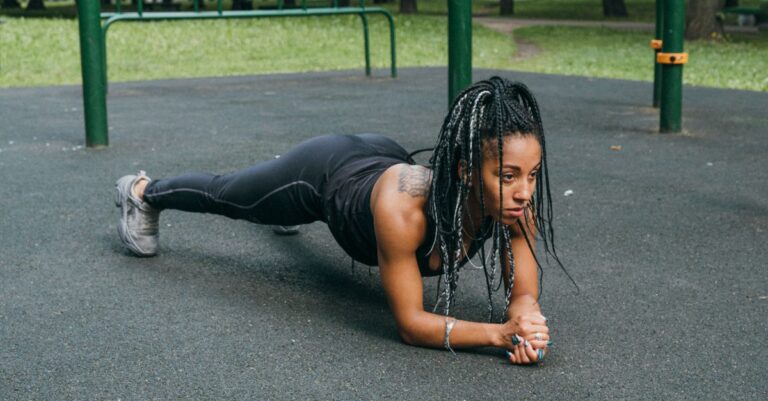 découvrez les meilleurs exercices pour renforcer votre sangle abdominale et améliorer votre posture. guide complet des exercices de gainage pour un corps tonique et stable.