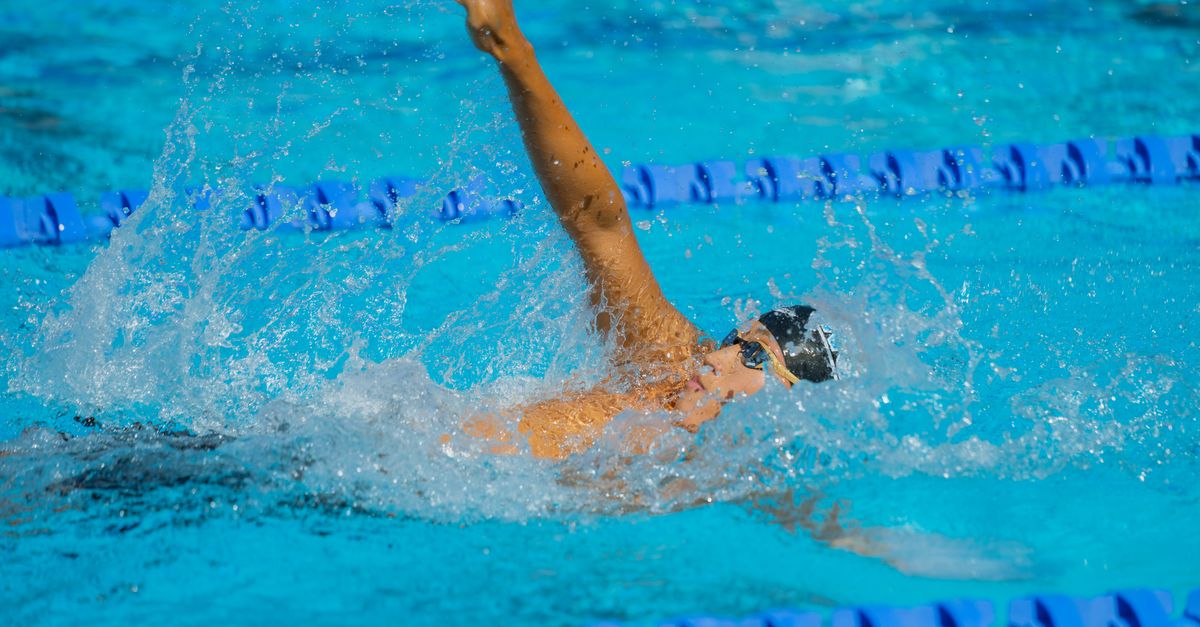 améliorez votre vitesse de nage grâce à des techniques éprouvées, des conseils d'entraînement et des exercices adaptés pour tous les niveaux.