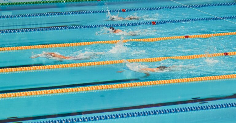 améliorez votre vitesse de nage grâce à des conseils et techniques efficaces pour optimiser vos performances en natation.