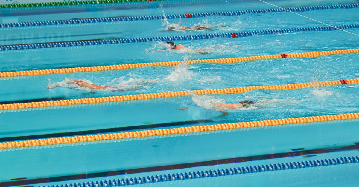 améliorez votre vitesse de nage grâce à des conseils et techniques efficaces pour optimiser vos performances en natation.