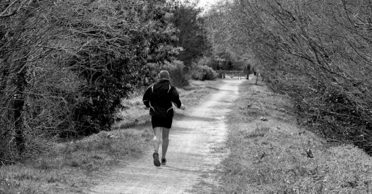 découvrez des techniques de respiration efficaces pour améliorer vos performances en course à pied et optimiser votre endurance.
